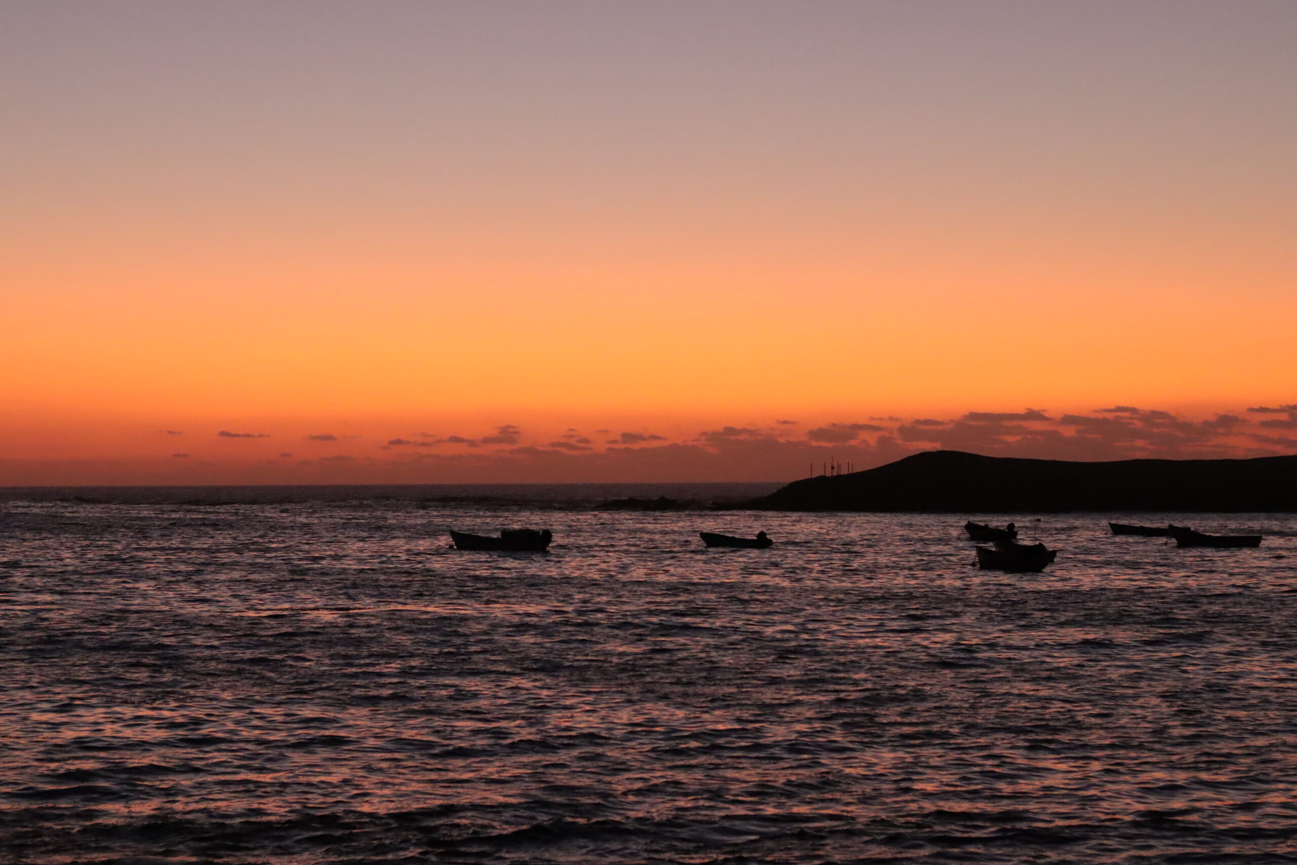 Título: «Donde el mar sostiene el silencio»